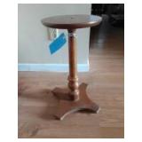 Miniature round wooden stand Miniature round wooden stand