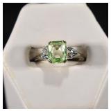 10K WHITE GOLD RING WITH GREEN STONE SIZE 5.5