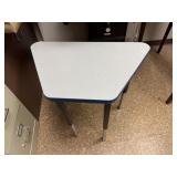 Corner-Type Table