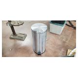 Garbage Can with Lid & Foot  Opener