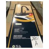 Single Lever Kitchen Faucet w/ Sprayer