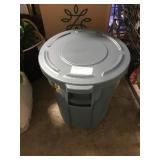 20 Gallon Rubbermaid Trash Can w/ Lid