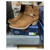 Size 7 Woman's Ankle Boots in Chestnut