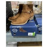 Size 7.5 Woman's Ankle Boots in Chestnut