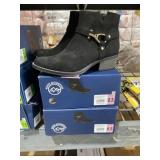 Size 6.5 Woman's Ankle Boots in Black
