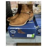 Size 7.5 Woman's Ankle Boots in Chestnut