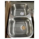 32" x 18" Double Bowl Undermount Sink in SS