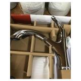Single handle pullout kitchen faucet