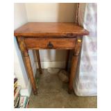 Antique Single Drawer Turned Leg Nightstand With B