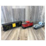 Pair of Kusan rail cars (1 caboose), 1 Lionel rail