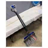 2 Snow Shovels