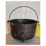 ERIE NO.8 FOOTED CAST IRON POT