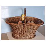 LAUNDRY BASKET W/YARN BALLS