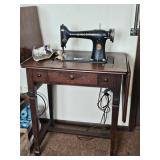 SINGER ELECT. SEWING MACHINE W/CABINET