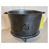 ERIE FOOTED CAST IRON POT W/BAIL HANDLE