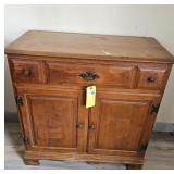 MAPLE HUTCH W/1 DRAWER & 2 DOORS