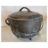FOOTED CAST IRON POT W/NO.3 LID (LID IS DAMAGED)