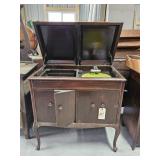 FLOOR MODEL VICTROLLA VICTOR