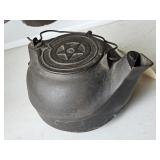 CAST IRON TEA KETTLE W/5 POINT STAR LID