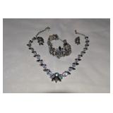 Very nice necklace, bracelet & earrings 