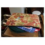 BOX OF LINENS & TABLE PLACEMATS