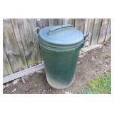 RUBBER MAID GARBAGE CAN W/ CORDS AND HOSE
