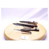 THREE UNMARKED FIXED BLADEKNIVES