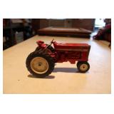 ERTL 1/16TH INTERNATIONAL 504 TOY TRACTOR