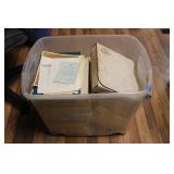 TOTE W/ COLLECTIBLE PLATE COLLECTION