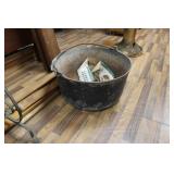 GATEMARKED 3 LEGGED CAST IRON KETTLE W/ CAST FEET