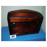 HUMPBACK TRUNK-28W X 22T X 16D (INCHES) HUMPBACK TRUNK-28W X 22T X 16D (INCHES)
