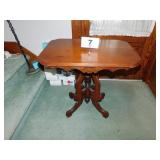 VICTORIAN LAMP TABLE VICTORIAN LAMP TABLE