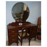 7 DRAWER QUEEN ANNE VANITY W/MIRROR 7 DRAWER QUEEN ANNE VANITY W/MIRROR
