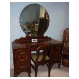 7 DRAWER QUEEN ANNE VANITY W/MIRROR