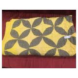 Queen size quilt with flower pattern Queen size quilt with flower pattern