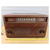 Classic  RCA Victor Tabletop AM Radio Turntable