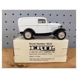 ERTL 1932 Ford Panel Truck Bank 1:43 Scale