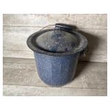 Enamelware pot with lid