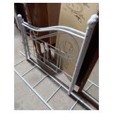 -Style Day bed wirh pull out and Metal Link