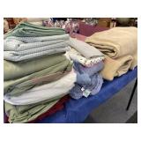 Lot: Blankets & sheets (mainly full sz)