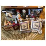 Lot: Nice Toss pillows -stuffed animals -pics BR2