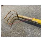 Fiberglass handle cultivator hoe