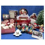 Lot: Christmas decorations (figs-mugs-etc)