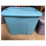 Sterilite lrg tote w/ lid