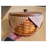 (K)ï¿½1999 Longaberger Homestead Basket w/Lid