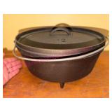 (G) Lodge 12CO Iron Camp Dutch Oven w/Lid