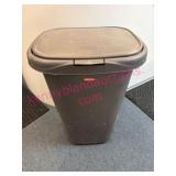 Rubbermaid Plastic Trash Can w/Lid