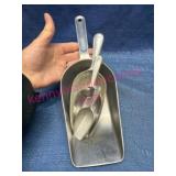 4 Gradual Size Metal Scoops