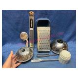 Kitchen Utensils in Metal & Plastic