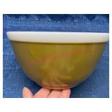 Pyrex 402 1-1/2 Qt Olive w/ Opal Rim Mixing Bowl